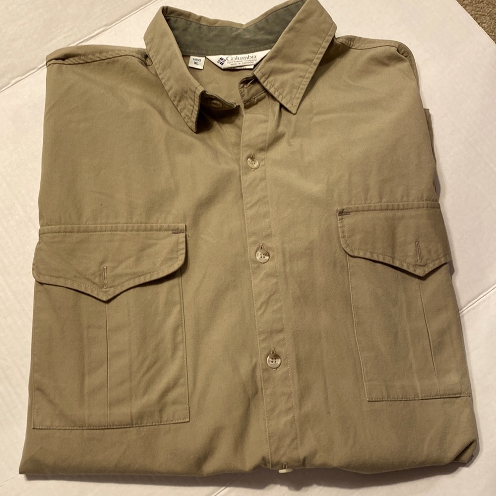 Men’s Columbia Khaki long sleeve Shirt. XL